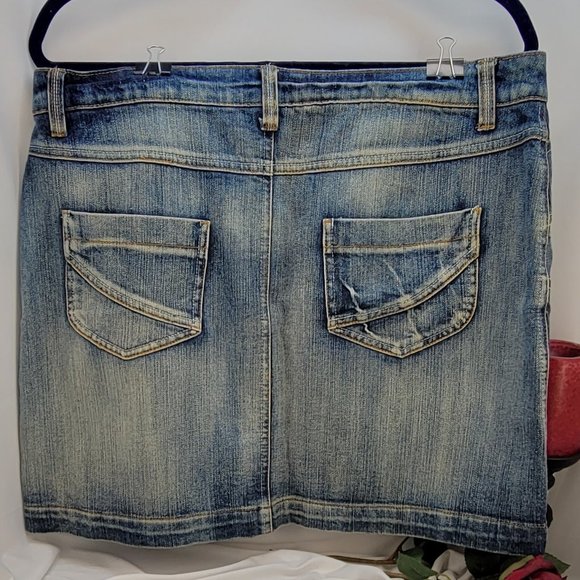 LA Blues Vintage Denim Skirt with Zipper Detailing - Picture 2 of 3
